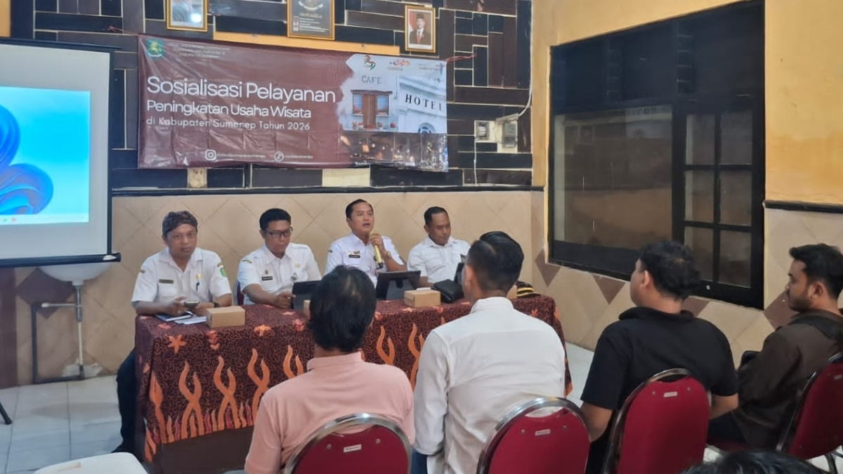 Disbudpoarapar, DPM STP dan Satpol PP Sumenep saat memberikan materi edukasi kepada pelaku usaha.