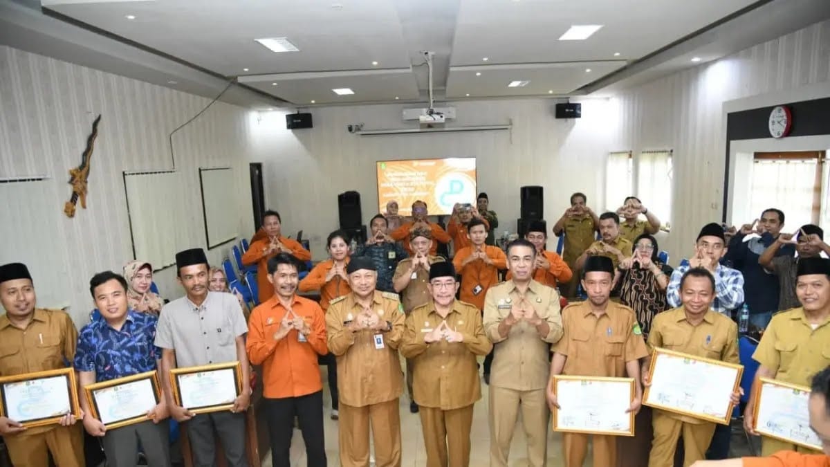 BPS Sumenep bersama Pemkab serta Pemdes binaan program Desa Cantik 2026 saat berfoto bersama usai sosialisai.