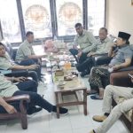 Lima Komisioner Komisi Informasi (KI) Kabupaten Sumenep saat disambut oleh Ketu KI Jatim dan Wakilnya.