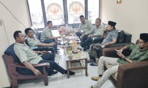 Lima Komisioner Komisi Informasi (KI) Kabupaten Sumenep saat disambut oleh Ketu KI Jatim dan Wakilnya.