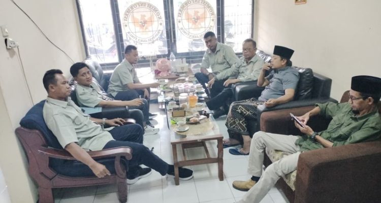 Lima Komisioner Komisi Informasi (KI) Kabupaten Sumenep saat disambut oleh Ketu KI Jatim dan Wakilnya.