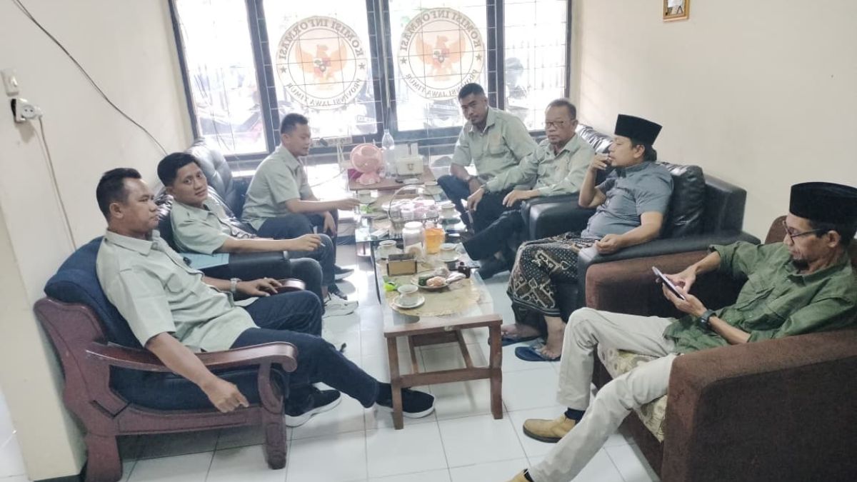 Lima Komisioner Komisi Informasi (KI) Kabupaten Sumenep saat disambut oleh Ketu KI Jatim dan Wakilnya.