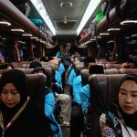 Jamaah haji asal Kabupaten Sumenep berada di dalam bus menuju Embarkasi Surabaya sebelum diberangkatkan ke Tanah Suci tahun 2026.