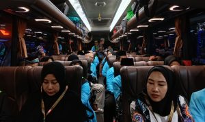Jamaah haji asal Kabupaten Sumenep berada di dalam bus menuju Embarkasi Surabaya sebelum diberangkatkan ke Tanah Suci tahun 2026.