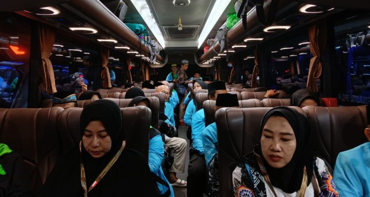 Jamaah haji asal Kabupaten Sumenep berada di dalam bus menuju Embarkasi Surabaya sebelum diberangkatkan ke Tanah Suci tahun 2026.