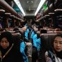 Jamaah Haji Sumenep Jamaah haji asal Kabupaten Sumenep berada di dalam bus menuju Embarkasi Surabaya sebelum diberangkatkan ke Tanah Suci tahun 2026.