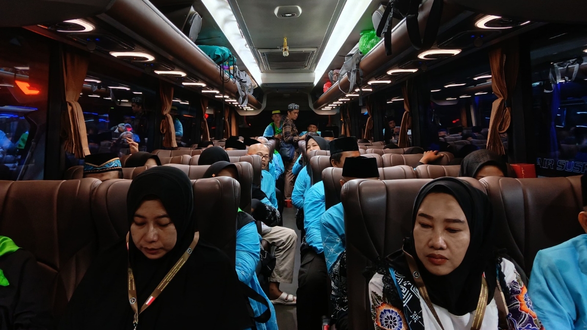 Jamaah haji asal Kabupaten Sumenep berada di dalam bus menuju Embarkasi Surabaya sebelum diberangkatkan ke Tanah Suci tahun 2026.