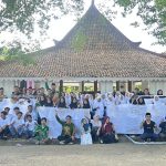 Panitia bersama tamu undangan bersua foto usai acara pembukaan Madura Batik Fest 2026.