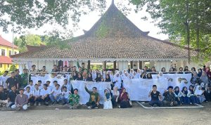 Madura Batik Fest 2026 Panitia bersama tamu undangan bersua foto usai acara pembukaan Madura Batik Fest 2026.
