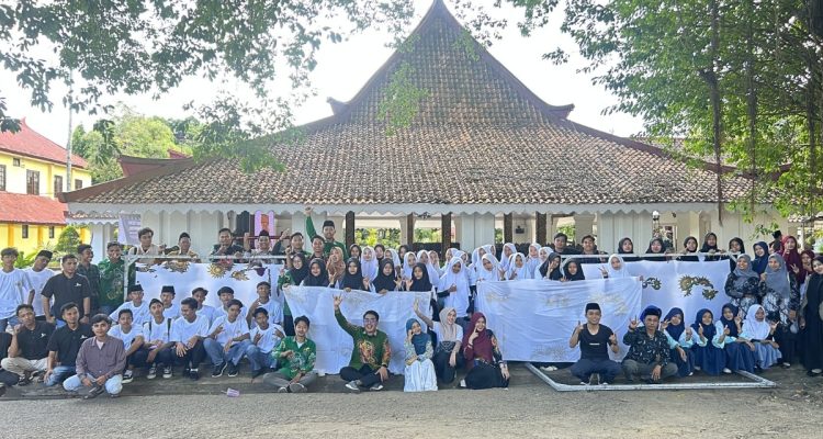 Panitia bersama tamu undangan bersua foto usai acara pembukaan Madura Batik Fest 2026.