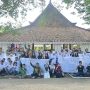 Madura Batik Fest 2026 Panitia bersama tamu undangan bersua foto usai acara pembukaan Madura Batik Fest 2026.