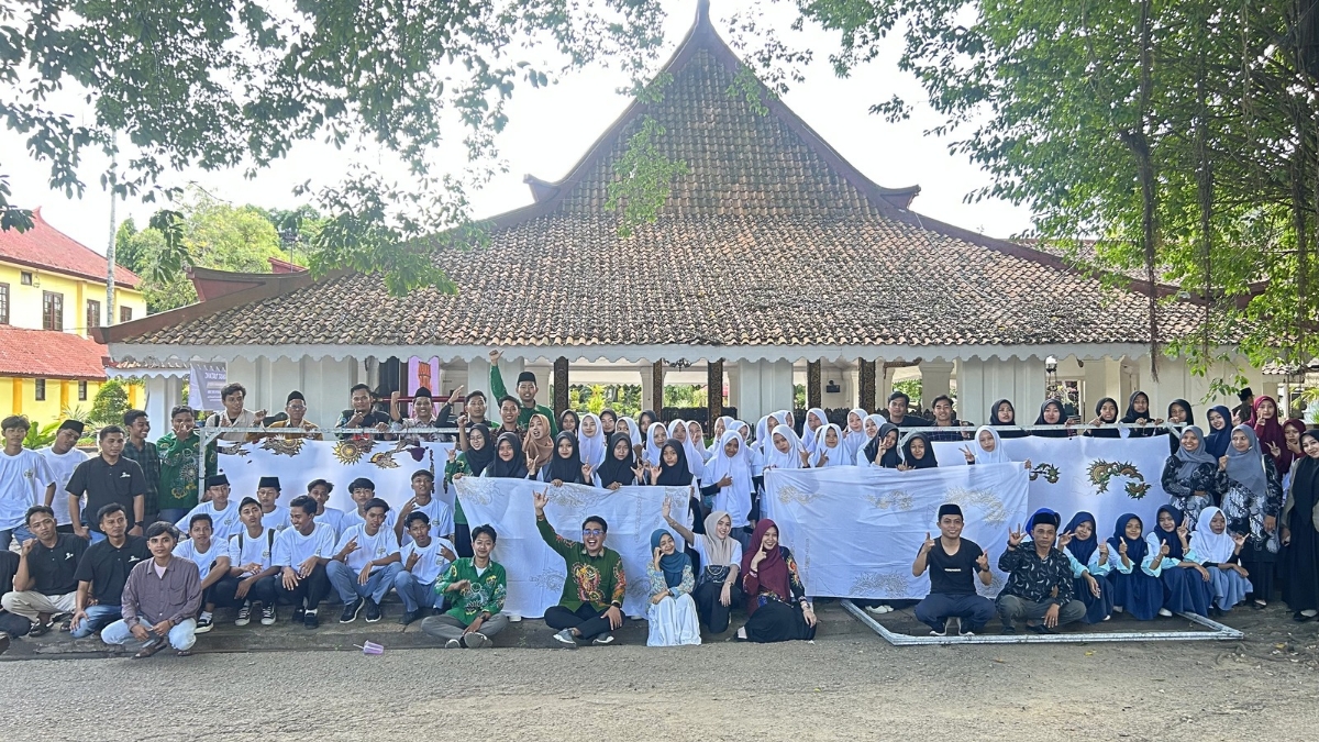 Panitia bersama tamu undangan bersua foto usai acara pembukaan Madura Batik Fest 2026.