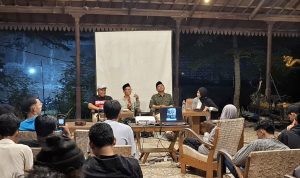 Pesta Babi sumenep.jpg K. Dardiri dan dua pembicara lainnya saat memaparkan gagasa mereka usai menonton filem pesta babi di Kafe Tanean, Sumenep.