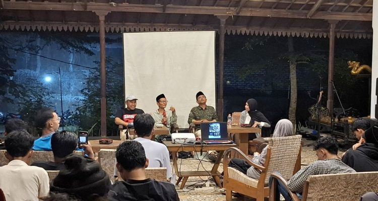 K. Dardiri dan dua pembicara lainnya saat memaparkan gagasa mereka usai menonton filem pesta babi di Kafe Tanean, Sumenep.