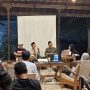 Pesta Babi sumenep.jpg K. Dardiri dan dua pembicara lainnya saat memaparkan gagasa mereka usai menonton filem pesta babi di Kafe Tanean, Sumenep.