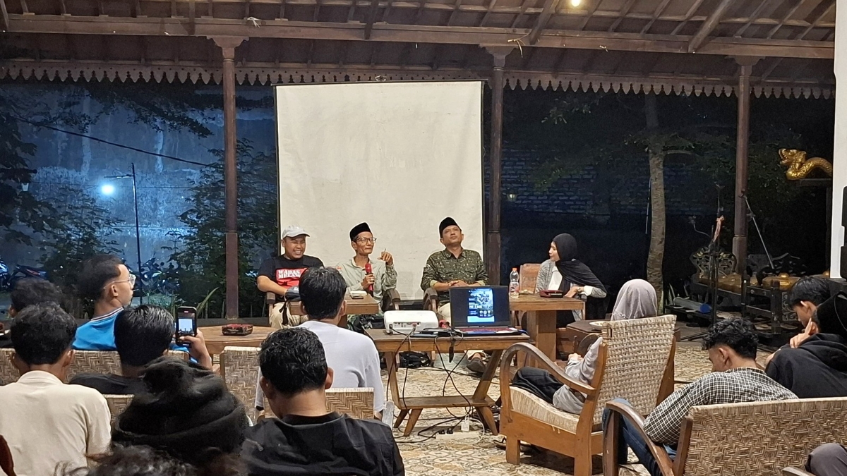 K. Dardiri dan dua pembicara lainnya saat memaparkan gagasa mereka usai menonton filem pesta babi di Kafe Tanean, Sumenep.