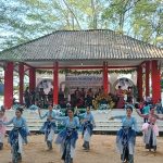Penampilan musik tong-tong dengan diiringi tarian sanggar tari Tinkerbel menjadi pelengkap meriahnya festival yang masuk Kalender Event Sumenep 2026 itu.