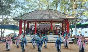 Penampilan musik tong-tong dengan diiringi tarian sanggar tari Tinkerbel menjadi pelengkap meriahnya festival yang masuk Kalender Event Sumenep 2026 itu.