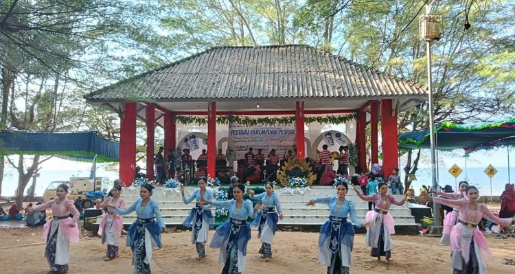 Penampilan musik tong-tong dengan diiringi tarian sanggar tari Tinkerbel menjadi pelengkap meriahnya festival yang masuk Kalender Event Sumenep 2026 itu.