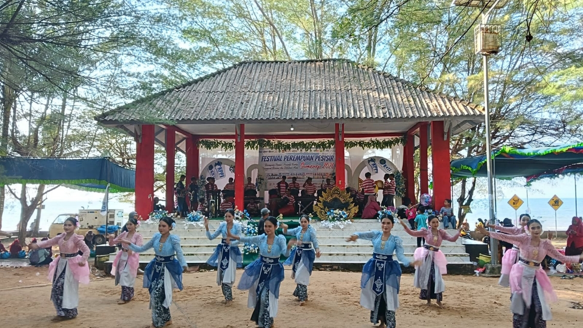 Penampilan musik tong-tong dengan diiringi tarian sanggar tari Tinkerbel menjadi pelengkap meriahnya festival yang masuk Kalender Event Sumenep 2026 itu.
