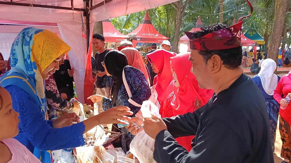 Perwakilan Disbudporapar Sumenep saat mengunjungi stan UMKM Perempuan Pesisir.