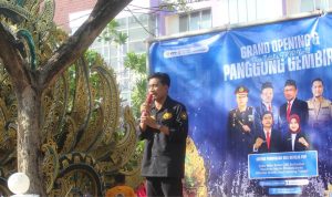 Univeritas Tronojoyo Madura.jpg Ketua BEM FKIP UTM, Dimas Hanafi Putras, saat sambutan dalam acara Dies Natalis FKIP.
