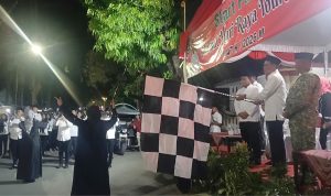Kepala Bagian Kesejahteraan (Kesra) Setkab Sumenep, Kamiluddin, sat melepas peserta pawai.