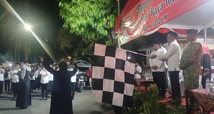 Kepala Bagian Kesejahteraan (Kesra) Setkab Sumenep, Kamiluddin, sat melepas peserta pawai.