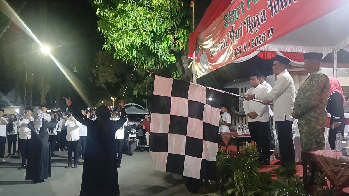 Kepala Bagian Kesejahteraan (Kesra) Setkab Sumenep, Kamiluddin, sat melepas peserta pawai.