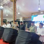 Bupati Sumenep, Achmad Fauzi Wongsoju bersama pimpian lintas instansi saat membuka pegelaran takbir akbar di Pendopo Keraton Sumenep.