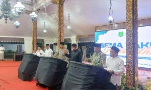 Bupati Sumenep, Achmad Fauzi Wongsoju bersama pimpian lintas instansi saat membuka pegelaran takbir akbar di Pendopo Keraton Sumenep.