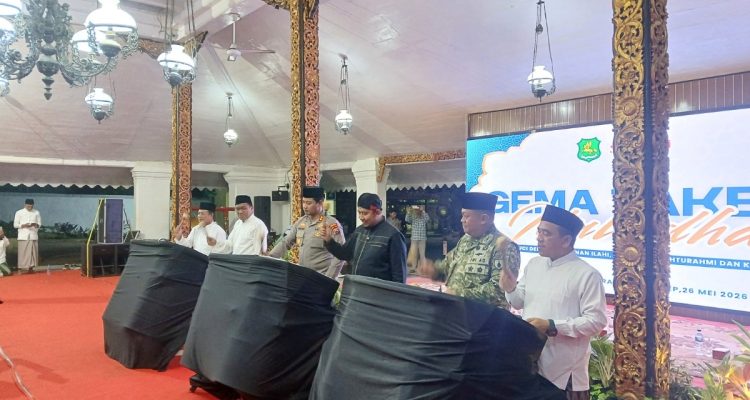 Bupati Sumenep, Achmad Fauzi Wongsoju bersama pimpian lintas instansi saat membuka pegelaran takbir akbar di Pendopo Keraton Sumenep.