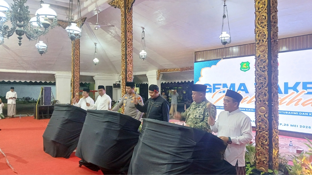 Bupati Sumenep, Achmad Fauzi Wongsoju bersama pimpian lintas instansi saat membuka pegelaran takbir akbar di Pendopo Keraton Sumenep.