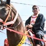 Energik: Wabub Sumenep KH. Imam Hasyim saat menunggani kuda di Festival Jalan Serek Sumenep 2026.