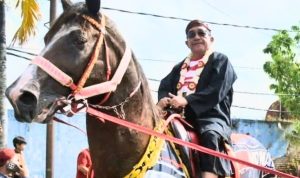 Energik: Wabub Sumenep KH. Imam Hasyim saat menunggani kuda di Festival Jalan Serek Sumenep 2026.