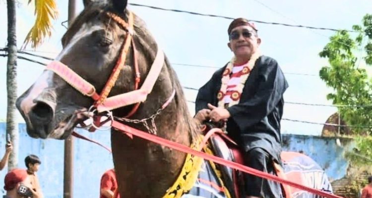 Energik: Wabub Sumenep KH. Imam Hasyim saat menunggani kuda di Festival Jalan Serek Sumenep 2026.