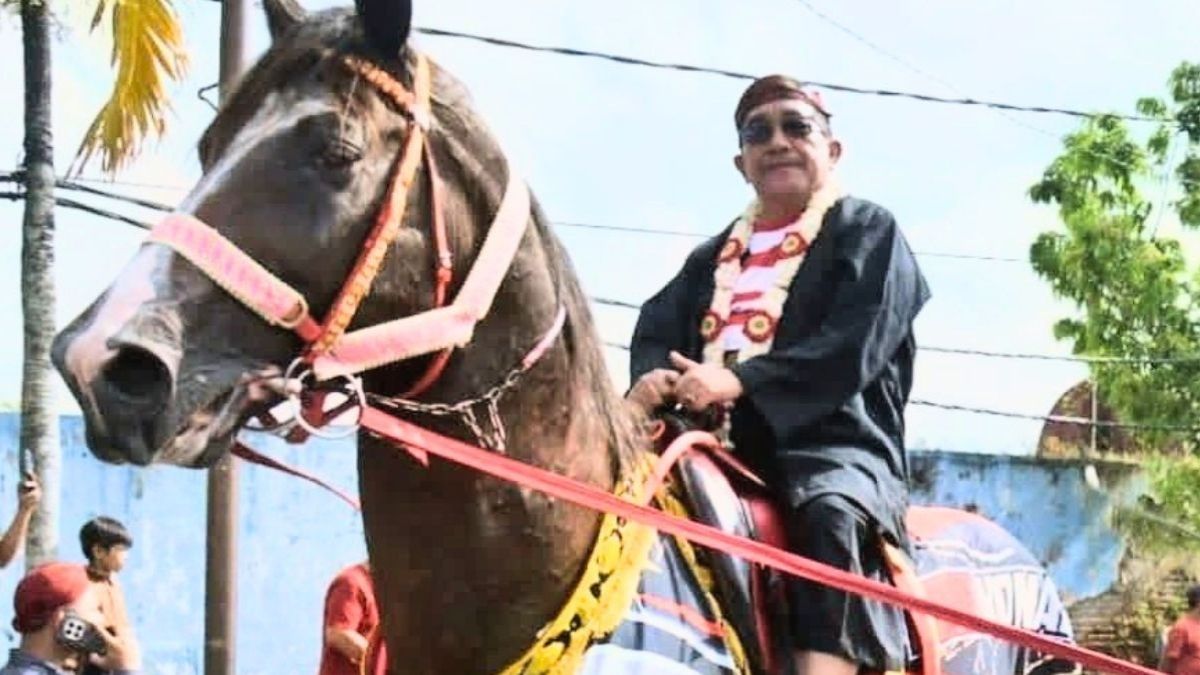 Energik: Wabub Sumenep KH. Imam Hasyim saat menunggani kuda di Festival Jalan Serek Sumenep 2026.
