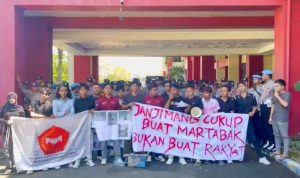 Suasana saat Formaka menggelar aksi di depan Kantor Pemkab Sumenep.