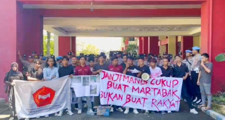 Suasana saat Formaka menggelar aksi di depan Kantor Pemkab Sumenep.