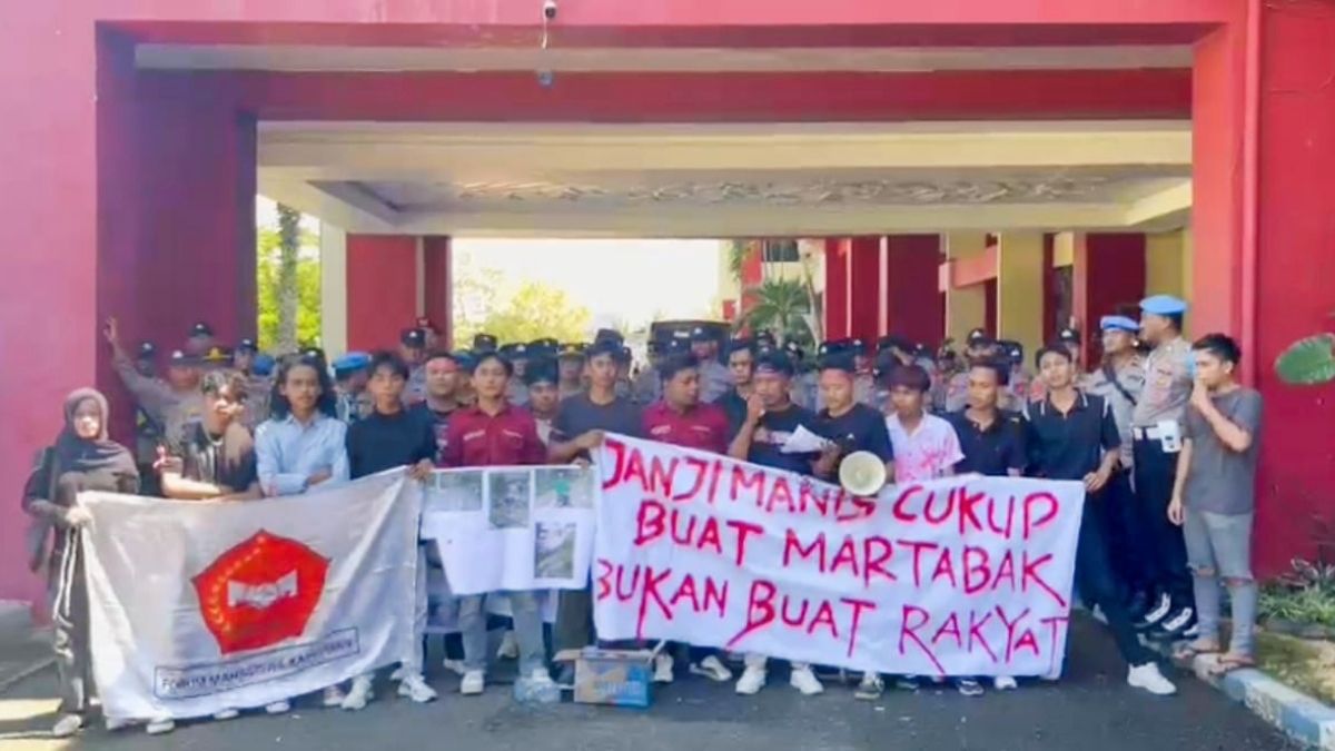 Suasana saat Formaka menggelar aksi di depan Kantor Pemkab Sumenep.