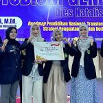 Panitia bersama juara Internatinal Essay Kompetisi bersua foto usai acara usai.