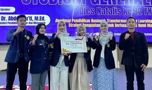 Universitas Tronojoyo Madura Panitia bersama juara Internatinal Essay Kompetisi bersua foto usai acara usai.