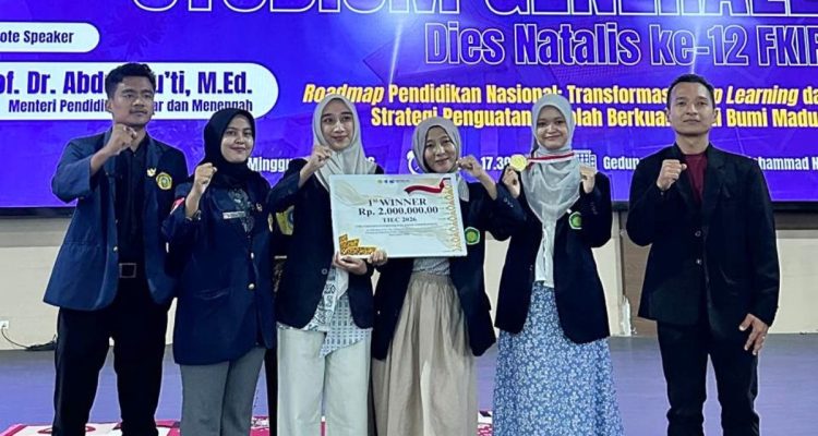 Panitia bersama juara Internatinal Essay Kompetisi bersua foto usai acara usai.