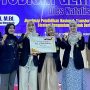 Panitia bersama juara Internatinal Essay Kompetisi bersua foto usai acara usai.