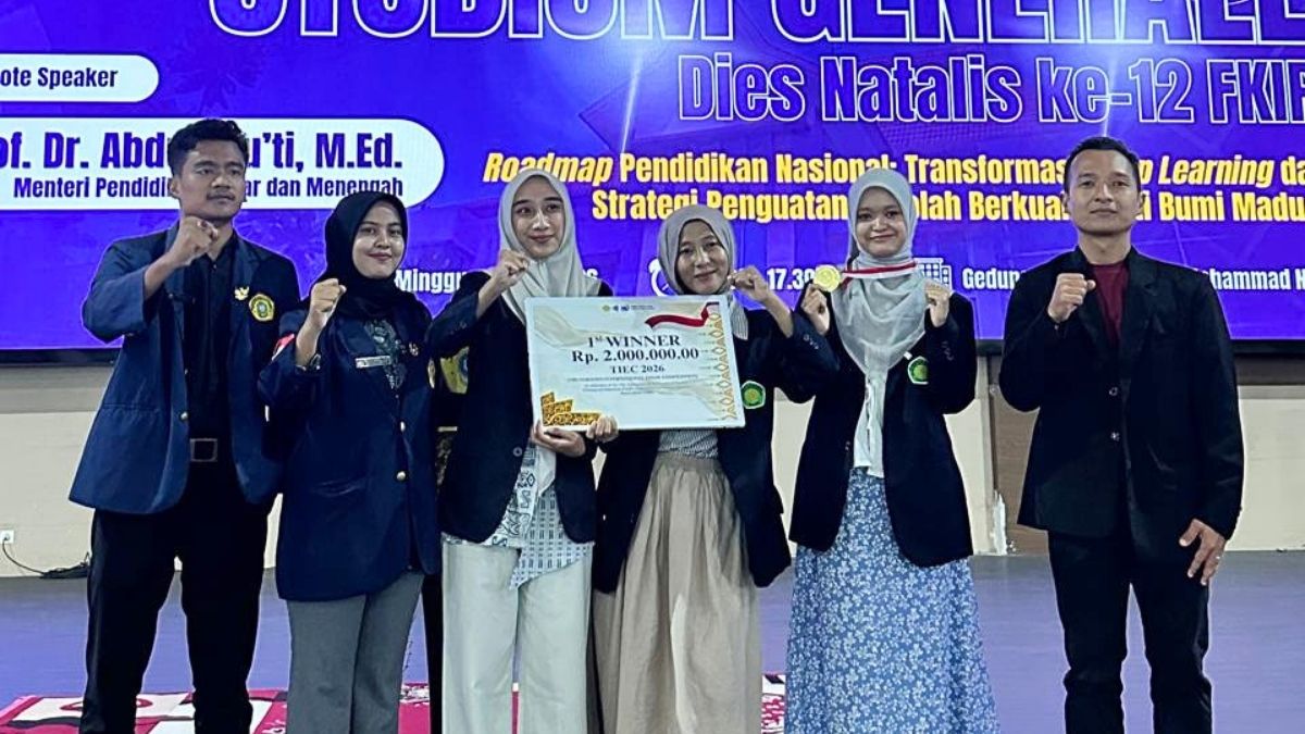Panitia bersama juara Internatinal Essay Kompetisi bersua foto usai acara usai.