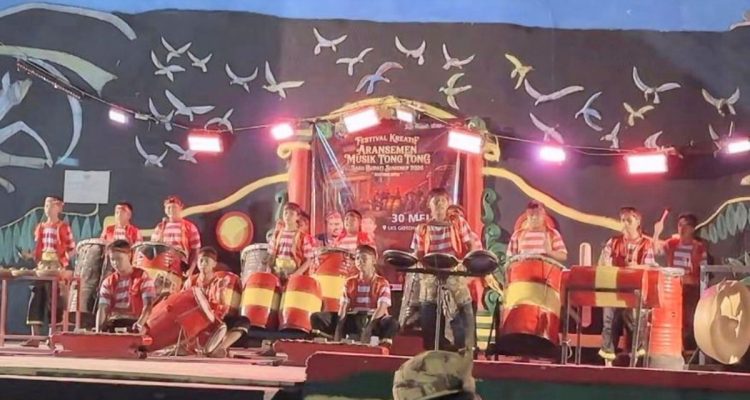 Salah satu peserta Festival Aransemen Musik Tong-Tong Lagu Bupati Sumenep saat adu kreatifitas.