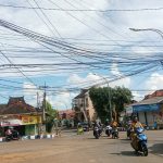 Semrawut : Penampakan kondisi kabbel yang menggantung di tugu pelar barat, Jl. Zainal Arifin.