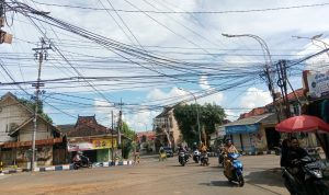 Semrawut : Penampakan kondisi kabbel yang menggantung di tugu pelar barat, Jl. Zainal Arifin.