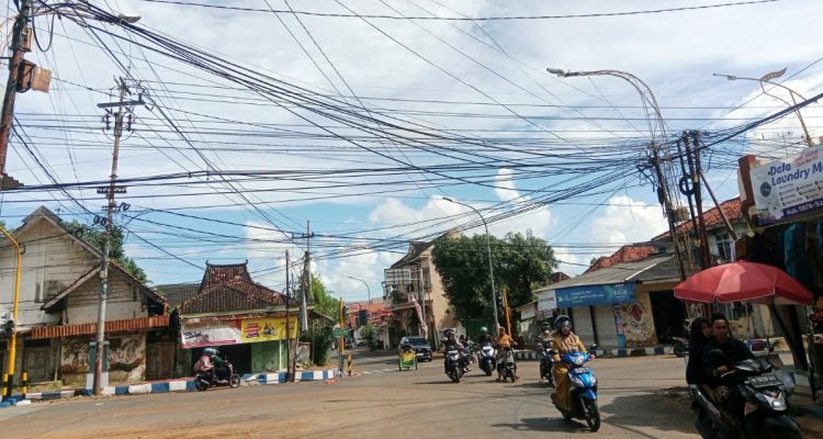 Semrawut : Penampakan kondisi kabbel yang menggantung di tugu pelar barat, Jl. Zainal Arifin.