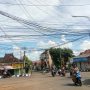 Semrawut : Penampakan kondisi kabbel yang menggantung di tugu pelar barat, Jl. Zainal Arifin.